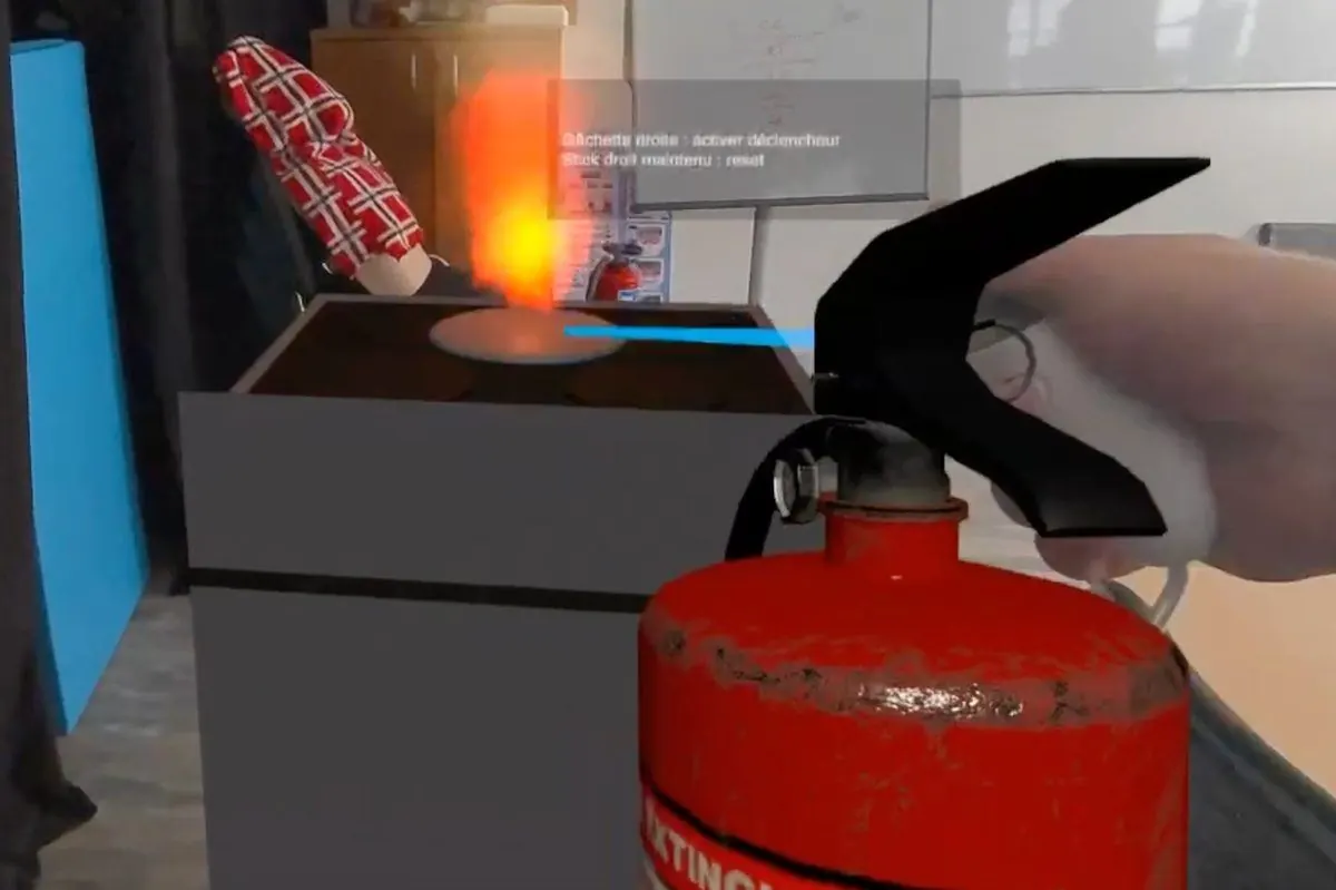 Vue de l'application FireTraining MS : extincteur virtuel face à un départ de feu